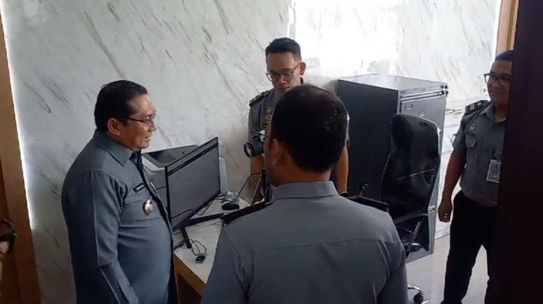 Pj Bupati Sumedang didampingi Plh Sekda Sumedang meresmikan loket layanan Imigrasi Kekas I TPI Bandung pada Mal Pelayanan Publik Kabupaten Sumedang di MPP Kabupaten Sumedang. Selasa, 23 April 2024.