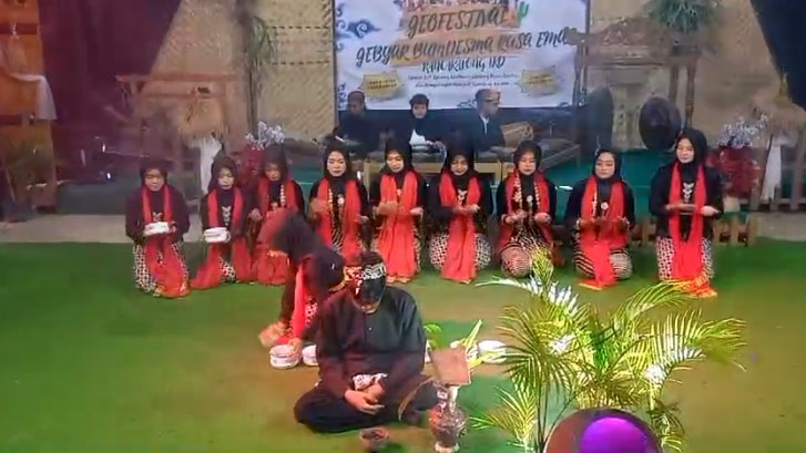 Kepala Dinas Pemberdayaan Masyarakat dan Desa Kabupaten Sumedang mewakili Pj Bupati Sumedang didampingi Kepala Dinas Pendidikan Kabupaten Sumedang serta Forkpimcam Rancakalong menghadiri Festival Seni Budaya BUMDESMA Rusa Emas bertajuk "GEO Festival" di Kawasan Geotheater Rancakalong. Rabu, 24 April 2024.