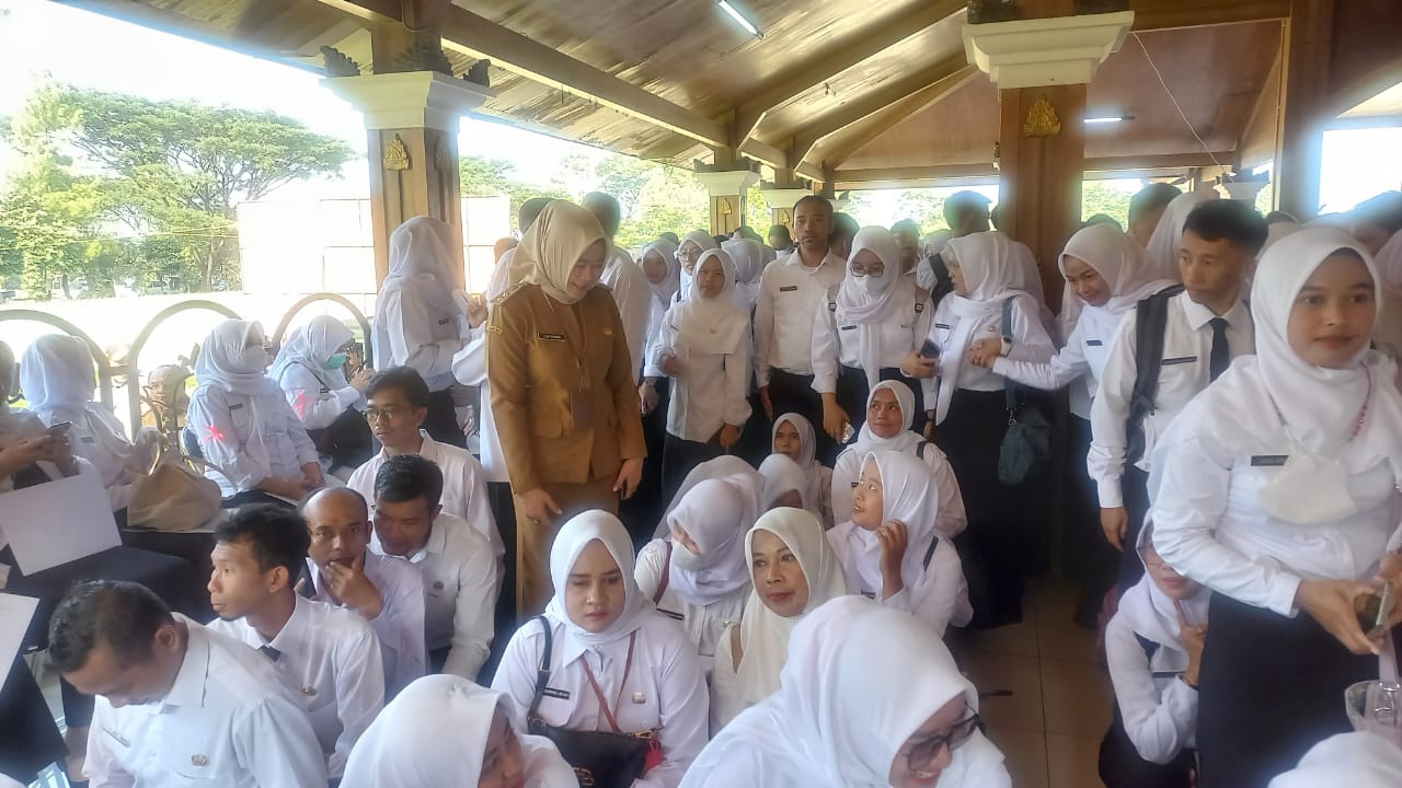 Pj Bupati Sumedang Herman Suryatman memberikan sambutan dan arahan pada apel pagi gabungan Kepala SKPD, Camat serta seluruh pegawai lingkup PPS dirangkaikan dengan Penyerahan Keputusan Pengangkatan PPPK formasi 2023 di Lapang Upacara Pusat Pemerintahan Sumedang. Senin, 1 April 2024.