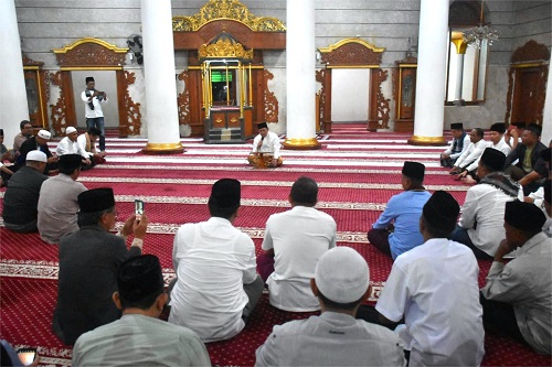 Pj Bupati Sumedang Yudia Ramli bersama jajaran Pemda Kabupaten Sumedang Salat Subuh berjemaah dengan di Masjid Agung Sumedang, Rabu (22/5/2024).