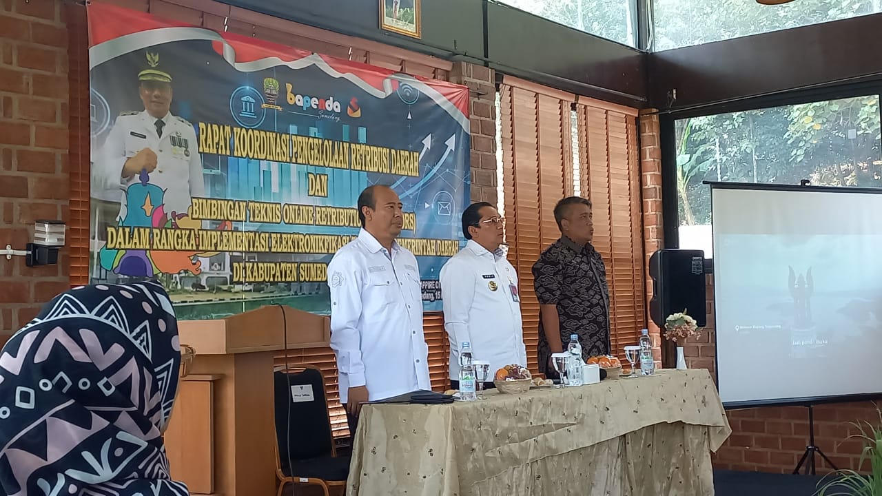 Pj Bupati Sumedang Yudia Ramli membuka Rakor Pengelolaan Retribusi Daerah dan Bimbingan Teknis Online Retribution System (ORS) Dalam Rangka Implementasi Elektronifikasi Transalsi Pemerintah Daerah di Kabupaten Sumedang Tahun 2024 yang diselenggarakan Bapneda Kabupaten Sumedang di Shappire City Park Sumedang. Rabu, 15 Mei 2024.