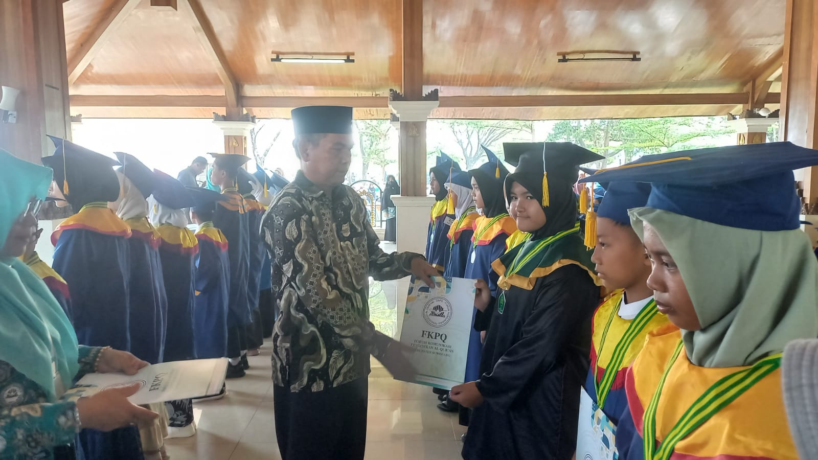 Forum komunikasi Pendidikan Al-Qur'an (FKPQ) Kabupaten Sumedang menggelar Haflah Musyahadah Wisuda Santriwan - Santriwati Taman Kanak-Kanak Al-Qur'an (TKQ) dan Taman Pendidikan Al-Qur'an TPQ) dengan Tema, "Mencetak Genereasi Qur'ani Demi Masa Depin Yang Gemilang" di Pendopo Pusat Pemerintahan Sumedang. Kamis, 23 Mei 2024.