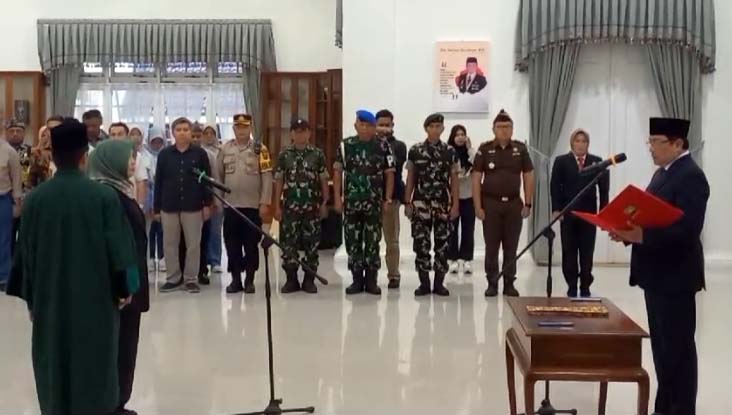 Tuti Ruswati kembali dilantik menjadi penjabat Sekretaris Daerah (Sekda) Kabupaten Sumedang untuk kali ke-tiga. Pelantikan kali ini dilakukan Pj. Bupati Sumedang Yudia Ramli di Gedung Negara. Jumat, 3 Mei 2024.
