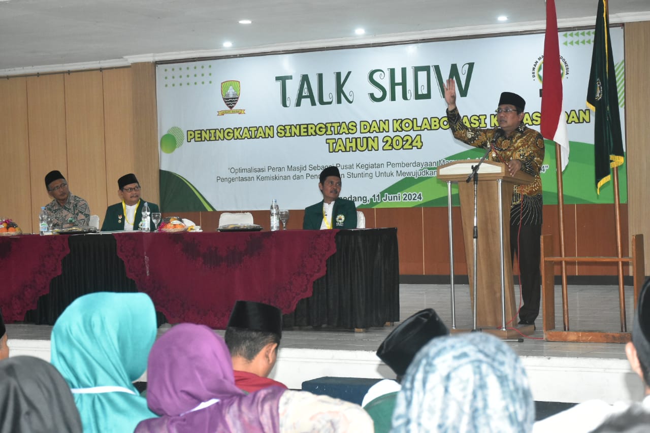 Yudia Ramli selaku Pj BupatiSumedang saat membuka acara talkshow yang digelar Dewan Masjid Indonesia (DMI) di Aula Islamic Center Sumedang. Selasa (11/6/2024).