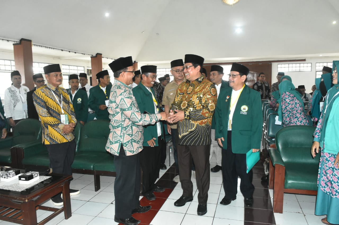 Pj Bupati Sumedang Yudia Ramli saat membuka Talkshow Peningkatan Sinergitas dan Kolaborasi Kemasjidan di Aula Islamic Center Sumedang. Selasa (11/6/2024).