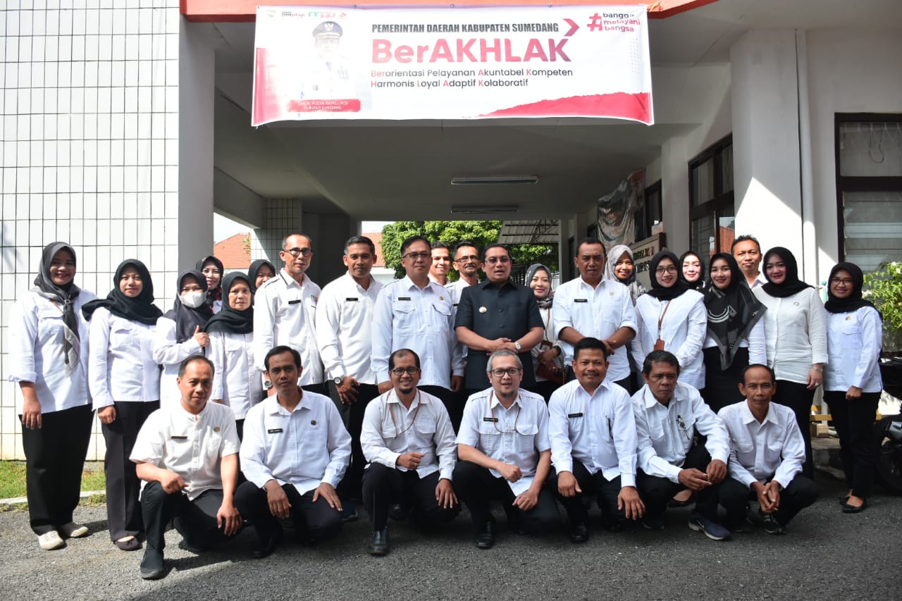 Yudia Ramli selaku Pj Bupati Suedang saat melakukan monitoring sekaligus silaturahmi ke DPMPTSP Kabupaten Sumedang. Rabu (12/5/2024).