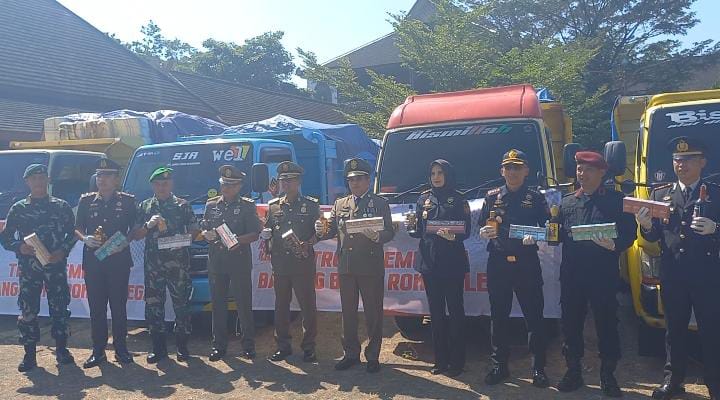 Seremonial Pemusnahan Rokok Ilegal dan Minuman mengandung ethil Alkohol di Lapang Upacara Pusat Pemerintahan Sumedang. Kamis, 20 Juni 2024.