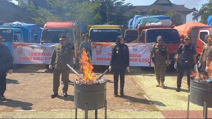 Seremonial Pemusnahan Rokok Ilegal dan Minuman mengandung ethil Alkohol di Lapang Upacara Pusat Pemerintahan Sumedang. Kamis, 20 Juni 2024.