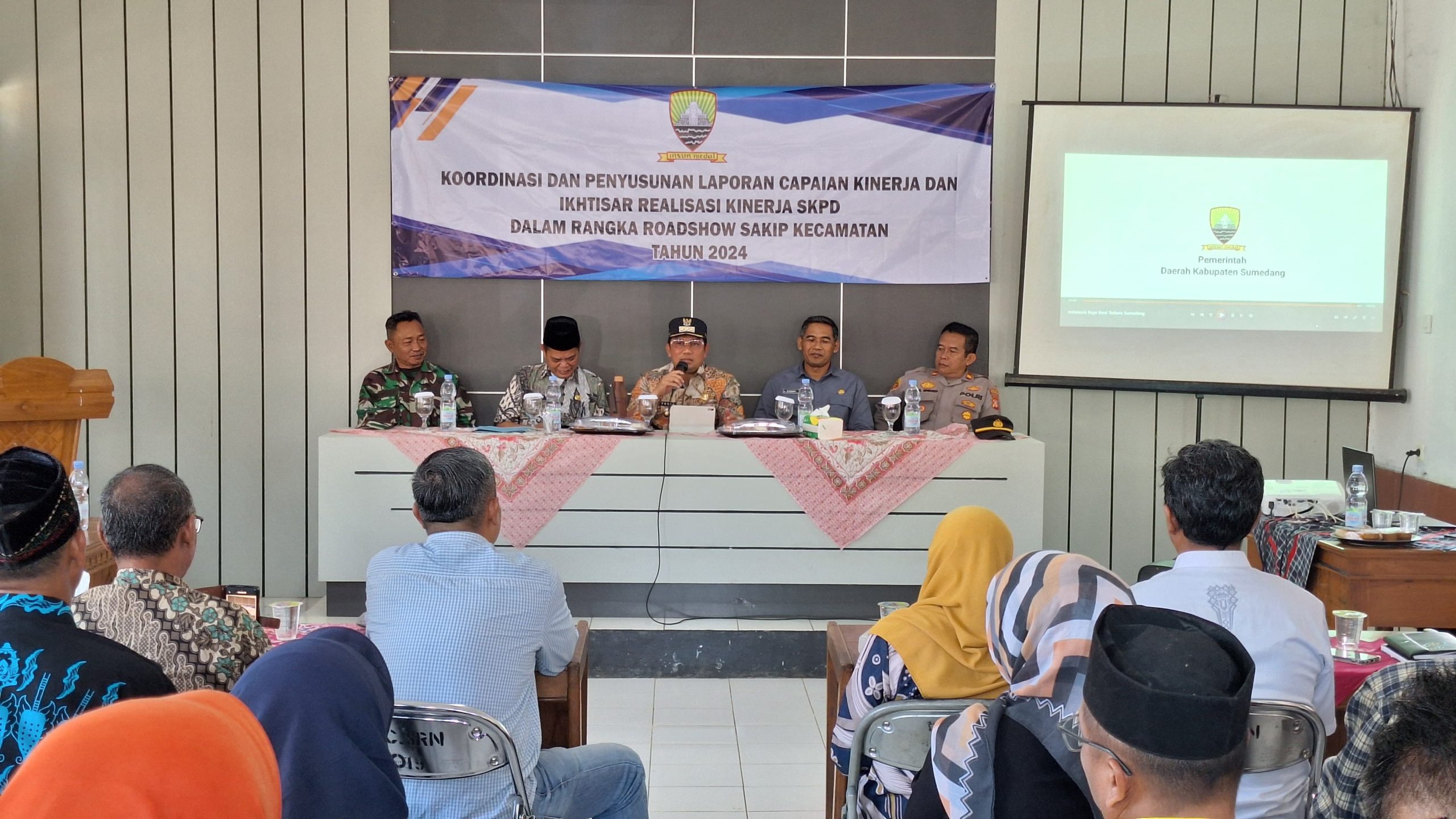 Pj Bupati Sumedang Yudia saat memberikan arahannya dalam Roadshow Pembinaan SAKIP Kecamatan Surian di Aula Kantor Kecamatan Surian, Jumat (12/7/2024).