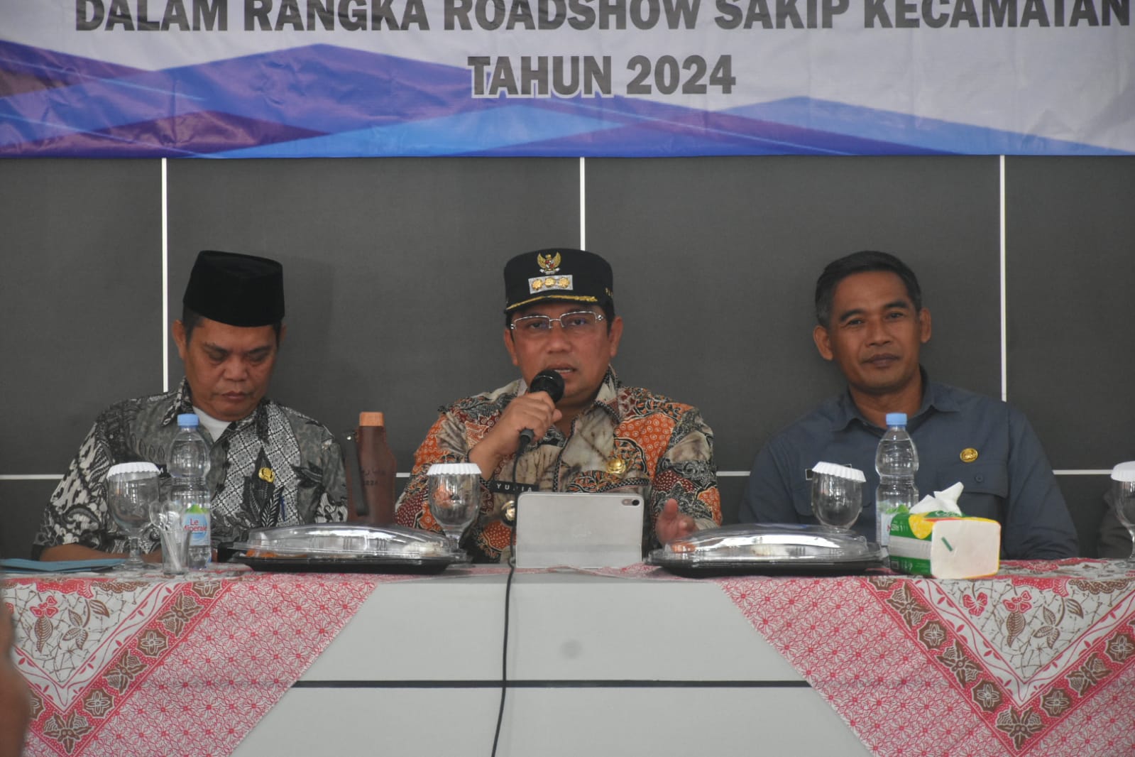 Pj. Bupati Sumedang, Yudia Ramli pada acara Pembinaan SAKIP di Kecamatan Surian. Jumat, (12/7/2024).