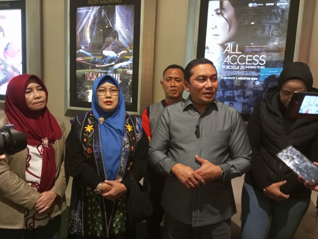 Pj Bupati Sumedang usai menyaksikan pemutaran film dokumenter “All Access to Rossa 25 Shining Years beserta jajaran Forkopimda dan para kepala OPD di XXI Asia Plaza Sumedang, Senin malam (5/8/2024).