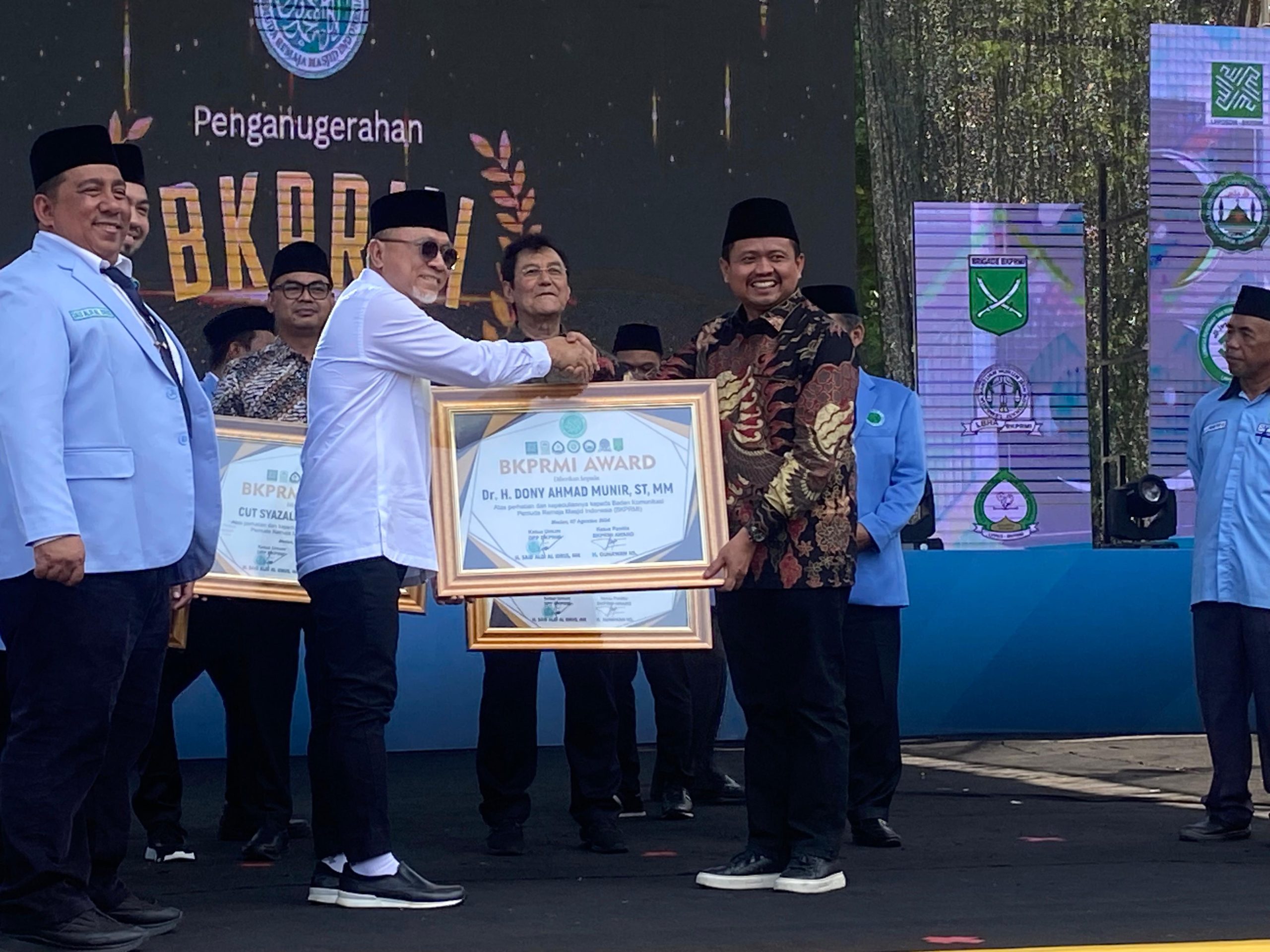 Bupati Sumedang priode 2018-2023, Dony Ahmad Munir kembali mendapatkan penghargaan. Kali ini Badan Komunikasi Pemuda Remaja Masjid Indonesia (BKPRMI) melalui acara BKPRMI Award 2024 yang diserahkan Menteri Perdagangan Republik Indonesia, Zulkifli Hasan di Lapangan Benteng Merdeka, Jalan Pengadilan Medan Petisah, Kota Medan, Sumatera Utara. Rabu (7/8/2024).