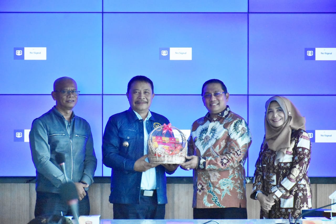 Penandatanganan MoUdilakukan Pj Bupati Sumedang Yudia Ramli dengan Pj. Bupati Garut Barnas Adjidin di Kantor DPMPTSP Kabupaten Garut, Jumat (2/8/2024).