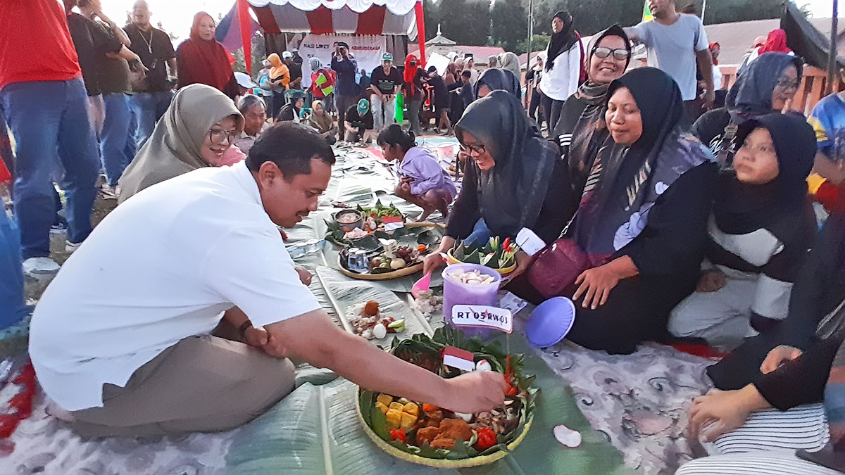 Ketua Dewan Pembina Forum Silaturahmi dan Komunikasi UMKM Sumedang, Dony Ahmad Munir, turut serta berbaur untuk makan liwet secara bersama-sama dengan masyarakat di Desa Cisurat, Kecamatan Wado, Kabupaten Sumedang. Ahad, 4 Agustus 2024.