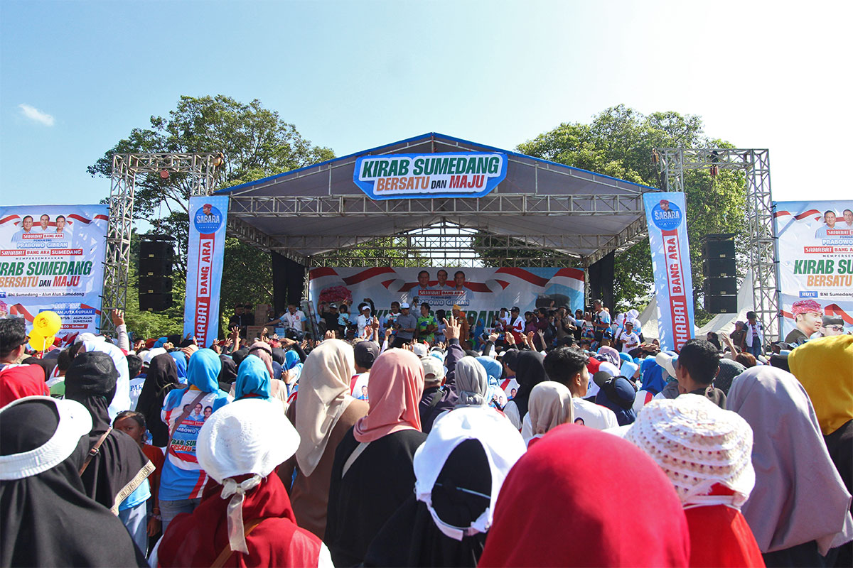 Deklarasi Dukungan Terhadap Dony Ahmad Munir yang diikuti 10 ribu Sahabat Bang Ara yang hadir di Alun-Alun Sumedang dalam balutan cara "Kirab Sumedang Bersatu dan Maju". Minggu, 25 Agustus 2024.