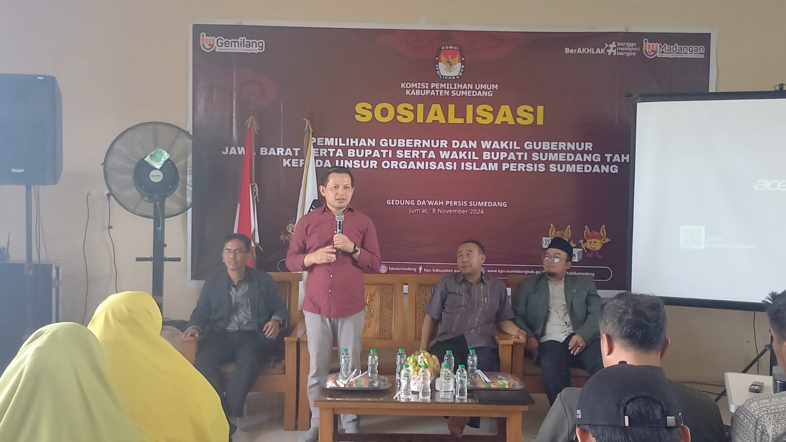 Komisi Pemilihan Umum (KPU) Kabupaten Sumedang mengadakan sosialisasi Pemilihan Gubernur dan Wakil Gubernur Jawa Barat serta Pemilihan Bupati dan Wakil Bupati Sumedang 2024 kepada organisasi Islam PERSIS (Persatuan Islam) Kabupaten Sumedang. Acara ini berlangsung di Gedung Da’wah PERSIS Kabupaten Sumedang dan dihadiri oleh anggota serta pimpinan PERSIS pada hari Jumat, 8 November 2024.