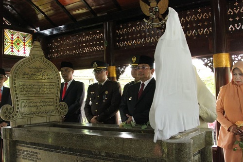 Pj Bupati Sumedang Yudia Ramli yang didampingi Ketua Tim Penggerak PKK Yeyet Nurhayati, Forkopimda Kabupaten Sumedang beserta jajaran Pemda Kabupaten Sumedang mengikuti ziarah ke Makam Gunung Puyuh memperingati Hari Pahlawan, Minggu (10/11/2024).