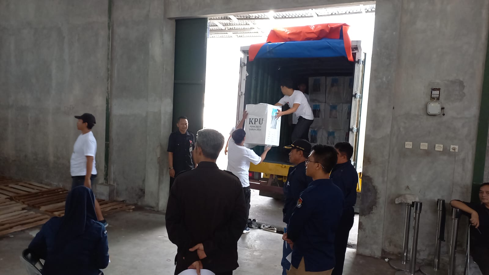 Komisi Pemilihan Umum (KPU) Kabupaten Sumedang resmi memulai distribusi logistik Pemilu 2024 ke tingkat kecamatan pada Selasa (12/11/2024).