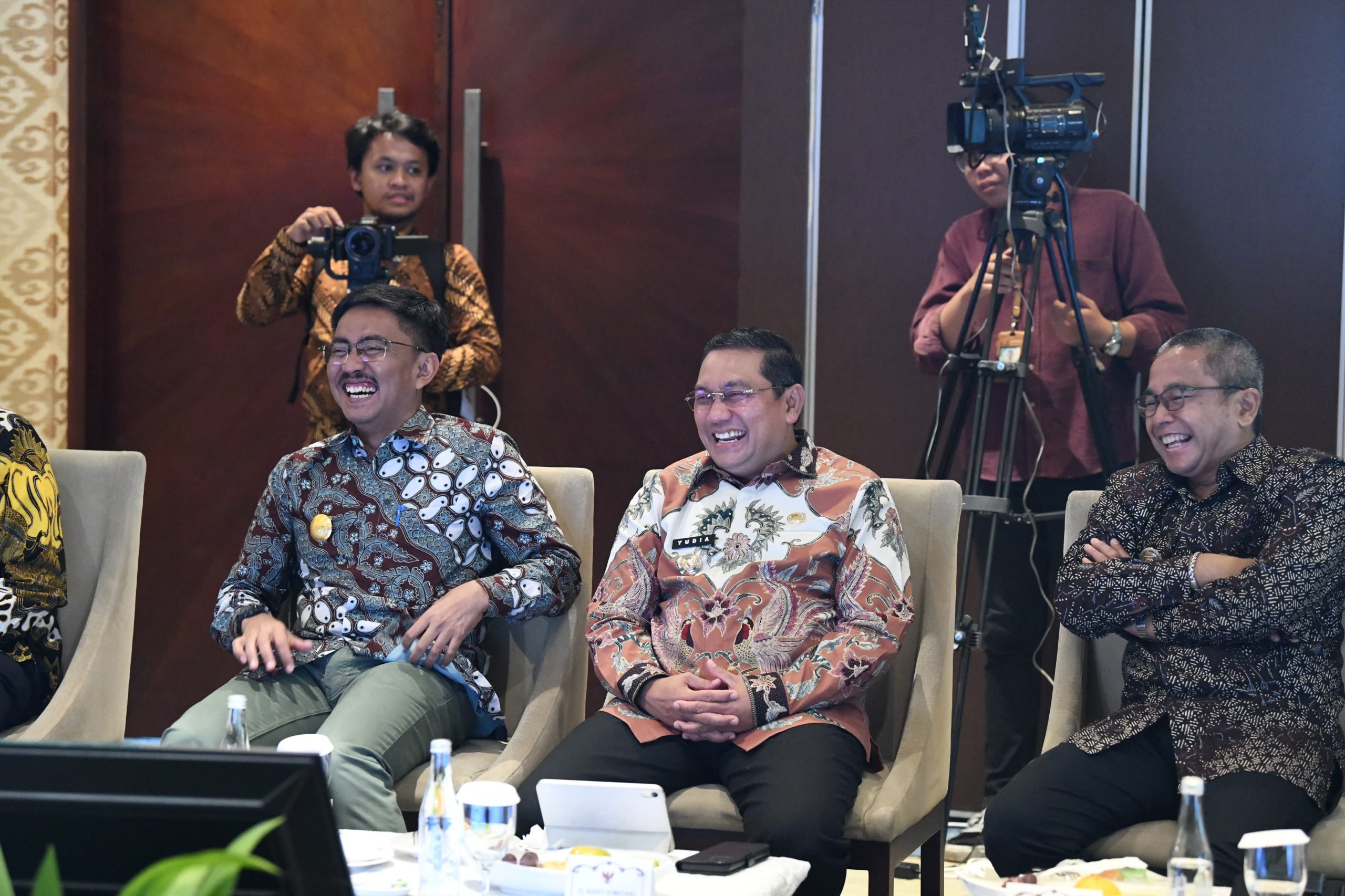 Penjabat (Pj) Bupati Sumedang, Yudia Ramli, turut hadir dalam Rapat Koordinasi para Kepala Daerah se-Jawa Barat yang diadakan di Resinda by Padma Hotel Karawang.