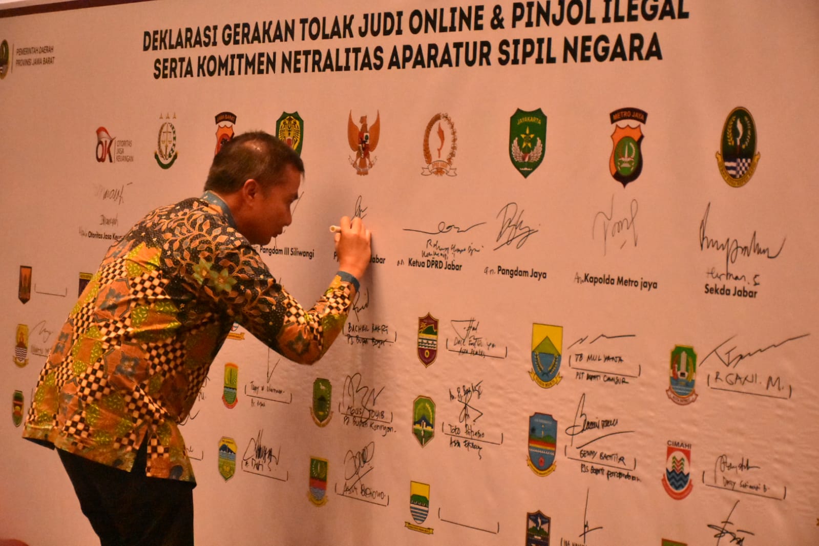 Penjabat (Pj) Bupati Sumedang, Yudia Ramli, bersama Pj Gubernur Jawa Barat Bey Machmudin dan para bupati dan walikota se-Jawa Barat mendeklarasikan penolakan judi online (judol) dan pinjaman online (pinjol) ilegal dalam Rapat Koordinasi Pimpinan Daerah (Rakor Pimda) di Resinda by Padma Hotel Karawang, Rabu (14/11/2024).