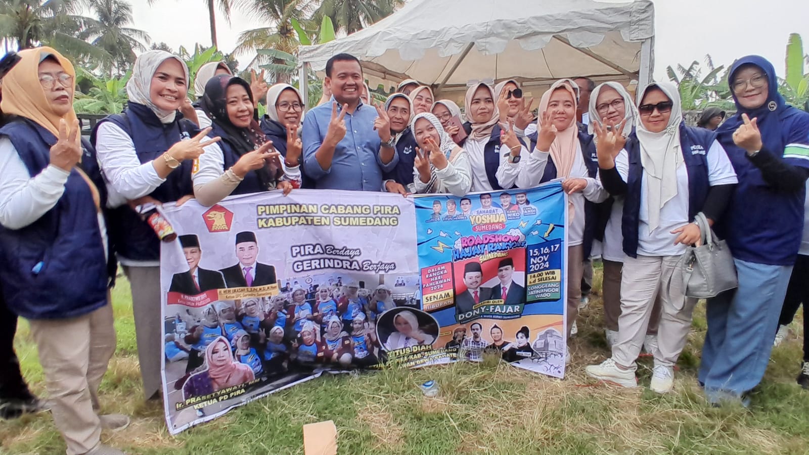 Calon Bupati Sumedang petahana, Dony Ahmad Munir usai menghadiri acara Hajat Rakyat Sahabat Bang Yoshua Sirait di Lapang Sepak Bola Conggeang. Jumat, 15 November 2024.