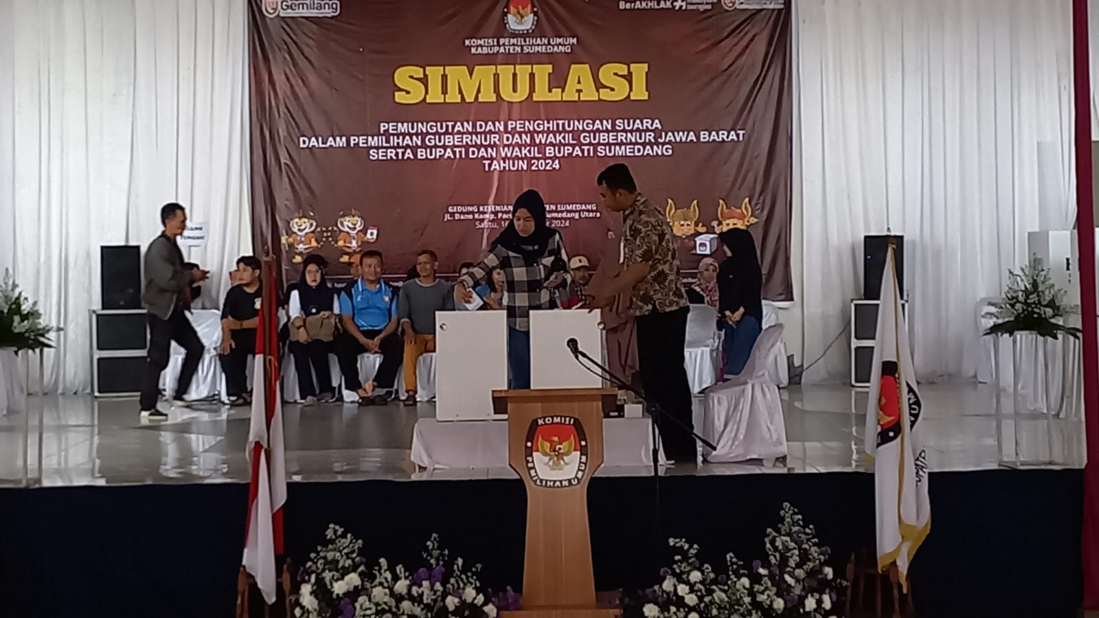 Komisi Pemilihan Umum (KPU) Kabupaten Sumedang menggelar simulasi pemungutan dan perhitungan suara untuk Pemilihan Gubernur dan Wakil Gubernur Jawa Barat serta Bupati dan Wakil Bupati Sumedang 2024