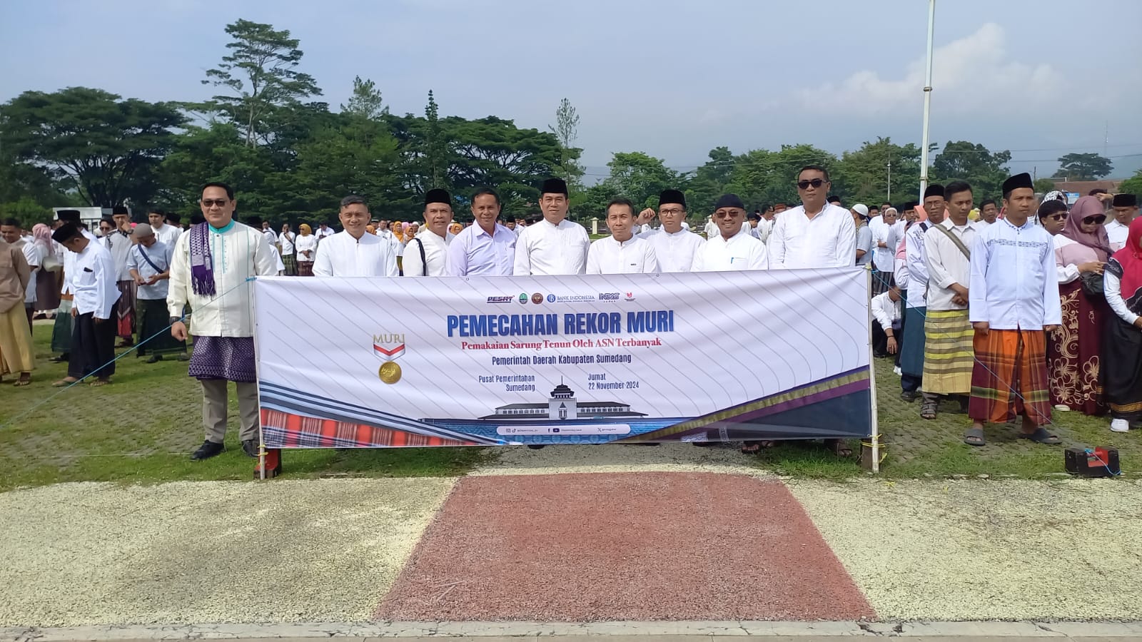 Provinsi Jawa Barat berhasil memecahkan rekor Museum Rekor Dunia-Indonesia (MURI) dan dunia untuk kategori “Pemakaian Sarung Tenun oleh ASN Terbanyak”. Kegiatan yang dipimpin oleh Sekretaris Daerah (Sekda) Provinsi Jawa Barat Herman Suryatman digelar serentak di 27 Kabupaten/ Kota Jawa Barat.