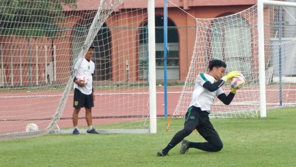 Penjaga gawang Persebaya sekaligus Timnas Indonesia Ernando Ari Sutaryadi (kanan) berlatih bersama klub di Lapangan THOR Surabaya, Senin (18/11/2024) sore.