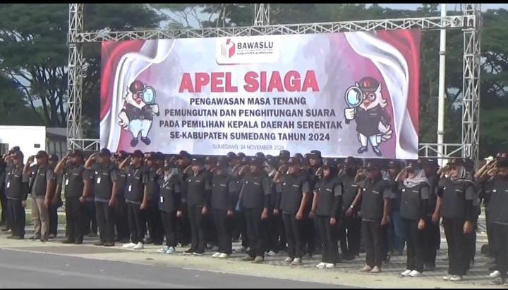 Ratusan anggota Panitia Pengawas Kecamatan (Panwascam) dan Panitia Pengawas Kelurahan/Desa (PKD) se-Kabupaten Sumedang mengikuti apel siaga pengawasan masa tenang, pemungutan suara, dan penghitungan suara untuk Pilkada Serentak 2024