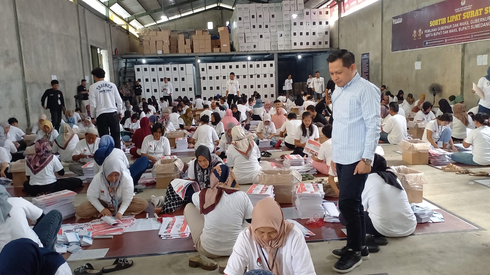 Penyortiran dan pelipatan surat suara untuk Pemilihan Gubernur dan Wakil Gubernur Jawa Barat serta Bupati dan Wakil Bupati Sumedang 2024 berlangsung di Gudang Logistik KPU Sumedang, Desa Margamukti, Kecamatan Sumedang Utara.