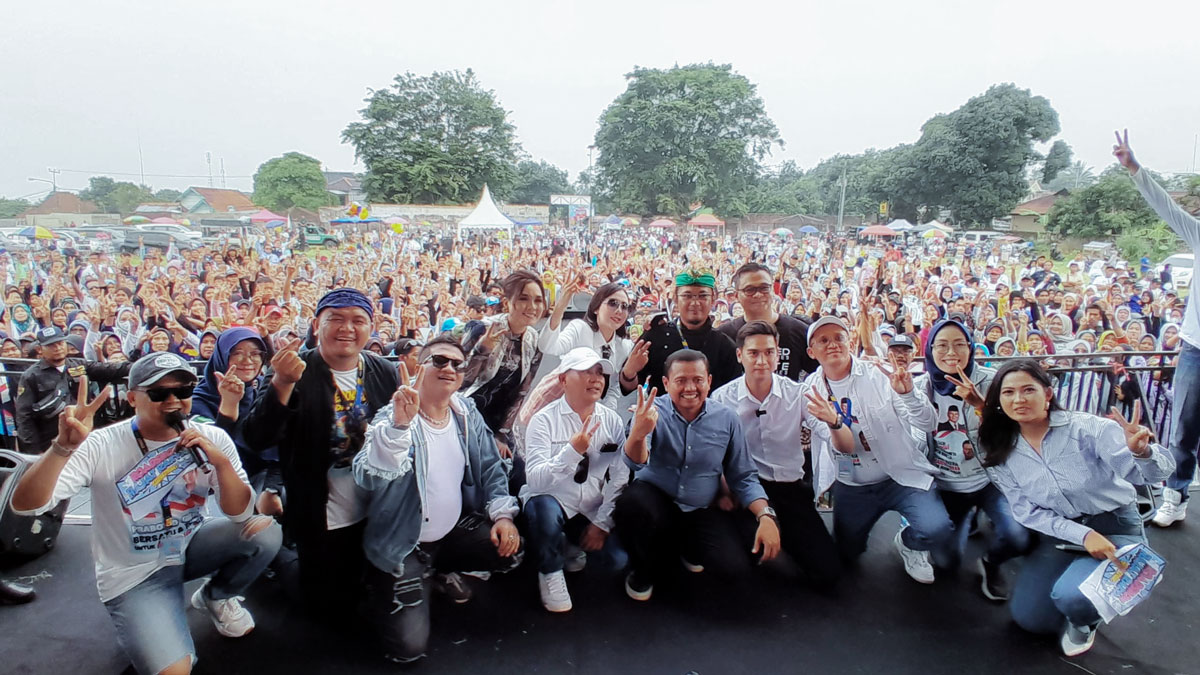 Sahabat Yoshua Sumedang menggelar Roadshow Hajat Rakyat Sumedang yang diadakan untuk memeriahkan Hari Pahlawan 2024 di Lapang Sepakbola Conggeang. Hadir sebagai tamu undangan Calon Bupati Sumedang Petahana, Dony Ahmad Munir dan calon Wakil Bupati Sumedang Fajar Aldila. Jumat, 15 November 2024.