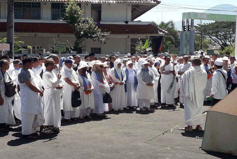 Minat warga Sumedang untuk menjadi petugas haji pada pemberangkatan haji tahun 2025 cukup banyak. Hal ini terlihat dari jumlah pendaftar yang telah masuk ke pihak Kemenag Sumedang. Tercatat, hingga Kamis 14 November 2024 sudah ada 136 orang.