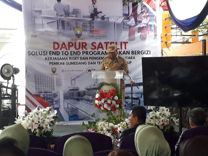 Pj Bupati Sumedang Yudia Ramli menyebutkan pelaksanaan uji coba makan siang bergizi di Kabupaten Sumedang yang dilaksanakan di SDN Sirahcai dan SDN Pamoyanan berjalan sukses.