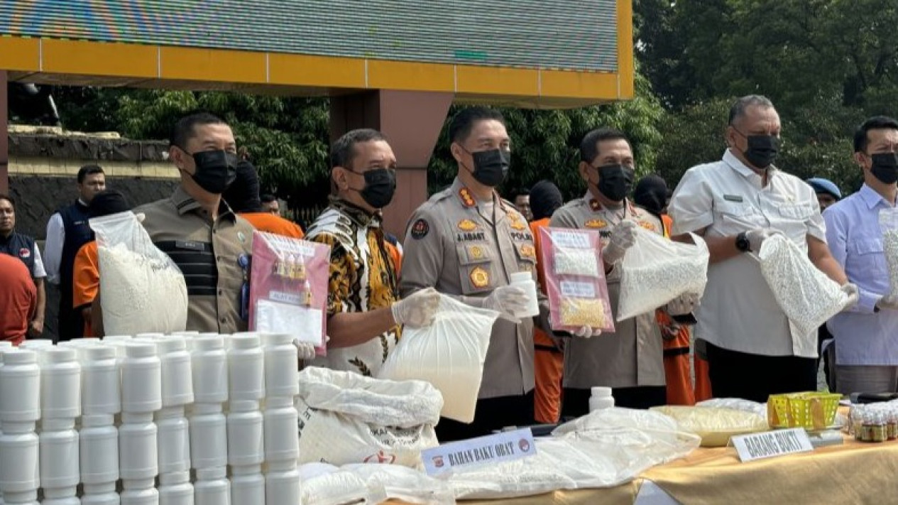 Kabid Humas Polda Jawa Barat Kombes Pol Jules Abraham Abast (tengah) saat ungkap kasus peredaran obat keras ilegal di Kota Bandung, Senin (18/11).