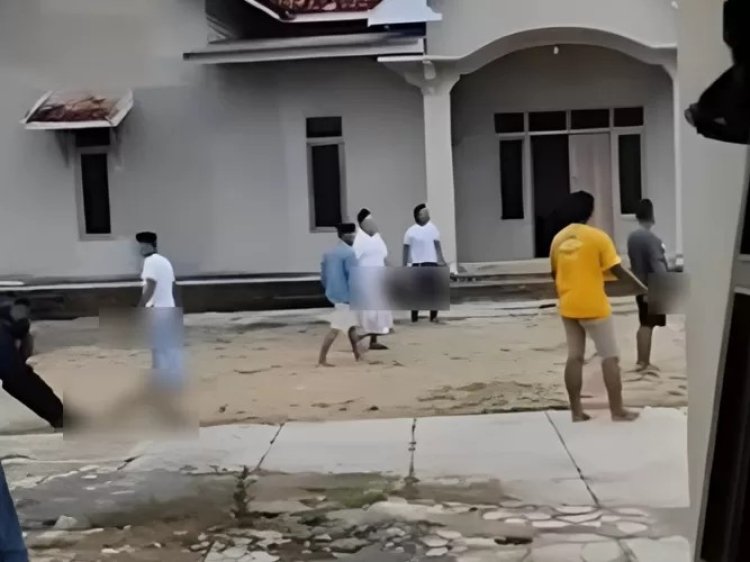 Peristiwa carok yang terjadi di Sampang, Madura, pada Senin (18/11/2024), menggemparkan masyarakat setelah menjadi perbincangan hangat di media sosial. Di platform X (sebelumnya Twitter), kata "carok" langsung masuk dalam jajaran trending topic yang memicu berbagai reaksi dari warganet.