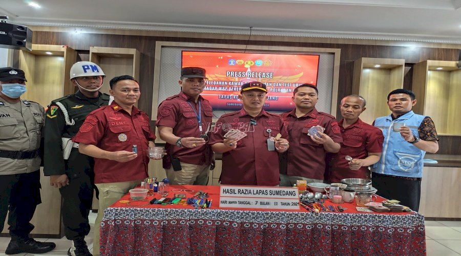 Lembaga Pemasyarakatan (Lapas) Kelas IIB Sumedang bekerja sama dengan Aparat Penegak Hukum (APH) gelar operasi bersama untuk memberantas benda-benda terlarang di Lapas, Kamis (7/11/2024).