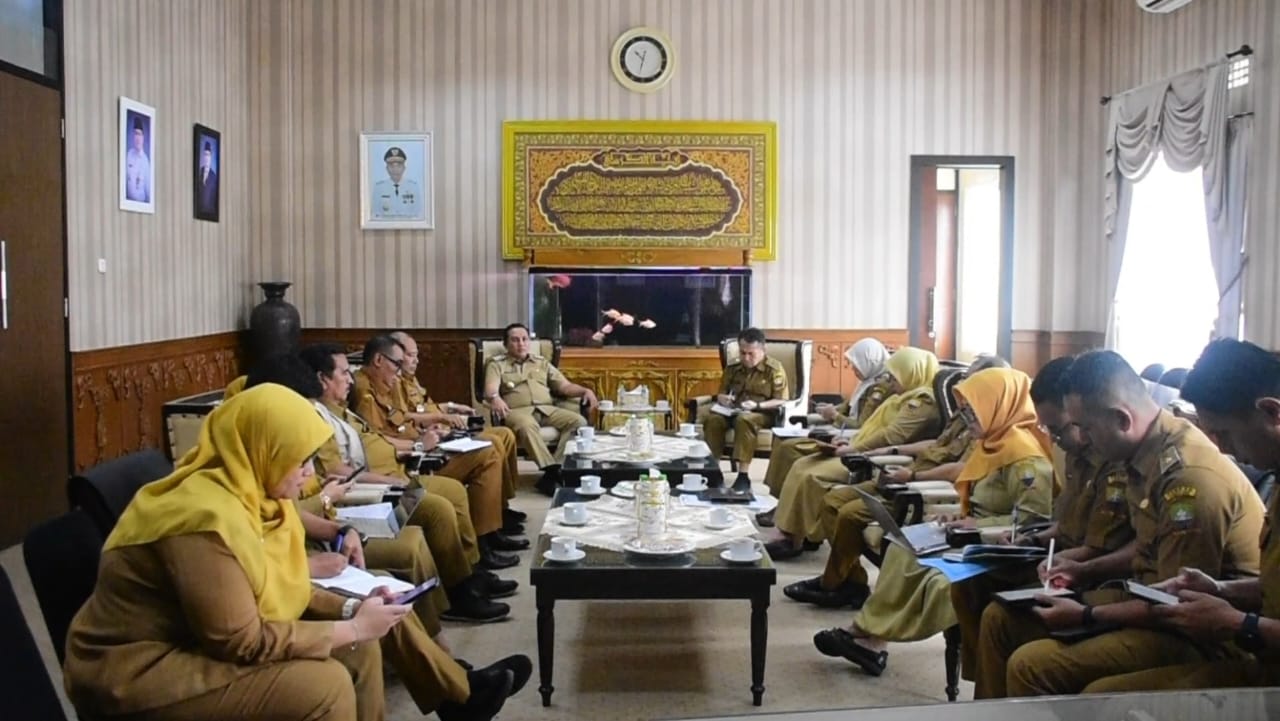 Pemerintah Kecamatan Sumedang Utara mencatat prestasi membanggakan dengan meraih nilai 85,25 dalam Sistem Akuntabilitas Kinerja Instansi Pemerintah (SAKIP), yang dikategorikan sebagai "Memuaskan." Pencapaian ini mendapat apresiasi dari Pj. Bupati Sumedang, Yudia Ramli, saat menghadiri kegiatan Pembinaan SAKIP dan Evaluasi Kinerja di Kecamatan Sumedang Utara, Senin (16/12/2024).