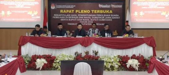 Komisi Pemilihan Umum (KPU) Kabupaten Sumedang menggelar Rapat Pleno Terbuka Rekapitulasi Hasil Penghitungan Perolehan Suara Pemilihan Gubernur dan Wakil Gubernur Jawa Barat serta Bupati dan Wakil Bupati Sumedang Tahun 2024 di Aula KPU Kabupaten Sumedang pada Selasa, 3 Desember 2024.