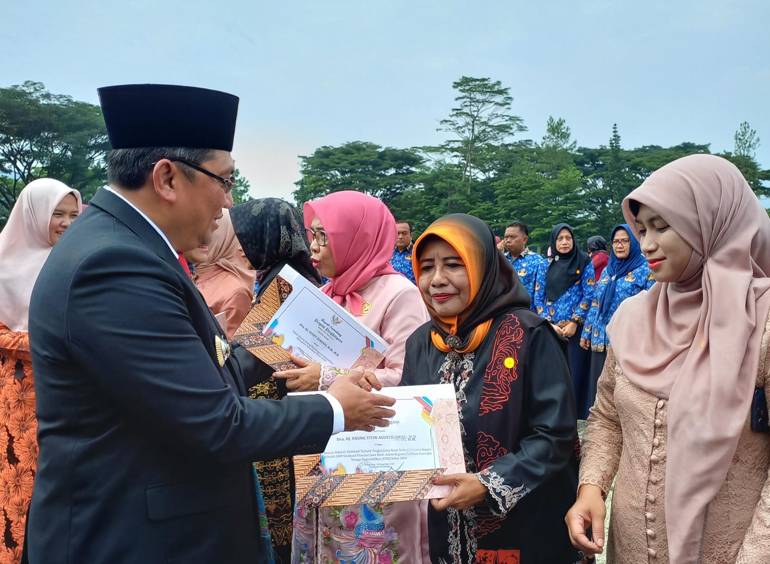 Seluruh Gabungan Organisasi Wanita (GOW) Kabupaten Sumedang berkumpul dalam sebuah upacara khidmat untuk memperingati Hari Ibu ke-96 di Lapangan PPS, Senin (23/12/2024). Acara tersebut dipimpin langsung oleh Penjabat (Pj) Bupati Sumedang, H. Yudia Ramli, dan menjadi momentum penting untuk memberikan penghargaan kepada tokoh-tokoh perempuan yang berprestasi di berbagai bidang.