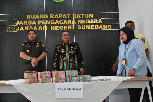 Proses pengembalian uang dilakukan melalui Bank BJB, dengan penyerahan simbolis pada Kamis (19/12/2024).