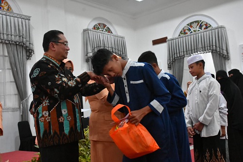 Dalam rangka memperingati Hari Ulang Tahun (HUT) ke-25, Dharma Wanita Persatuan (DWP) Kabupaten Sumedang menunjukkan kepedulian sosialnya melalui berbagai kegiatan santunan dan bantuan kepada anak yatim, yayasan sosial, panti asuhan, dan pesantren. Puncak acara digelar di Gedung Negara Sumedang, Kamis (19/12/2024).