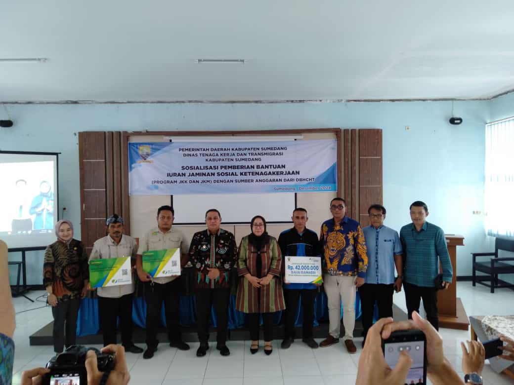 Penjabat (Pj) Bupati Sumedang, H. Yudia Ramli, memberikan pengarahan dalam acara Sosialisasi Pemberian Bantuan Iuran Jaminan Sosial Ketenagakerjaan bagi petani tembakau dan buruh industri tembakau di Aula UPTD BLK Sumedang, Jalan Rancamulya No. 01, Sumedang Utara.