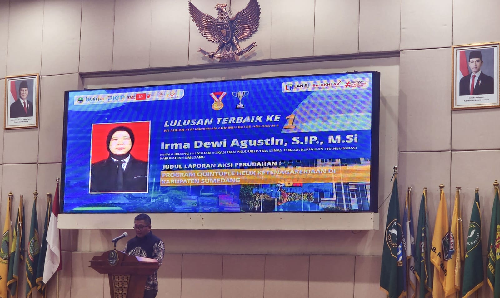 Kepala Bidang Pelatihan Vokasi dan Produktivitas Dinas Tenaga Kerja dan Transmigrasi Kabupaten Sumedang, Irma Dewi Agustin, S.IP., M.Si., berhasil meraih predikat Lulusan Terbaik Pertama dalam Pelatihan Kepemimpinan Administrator (PKA) Angkatan 4.