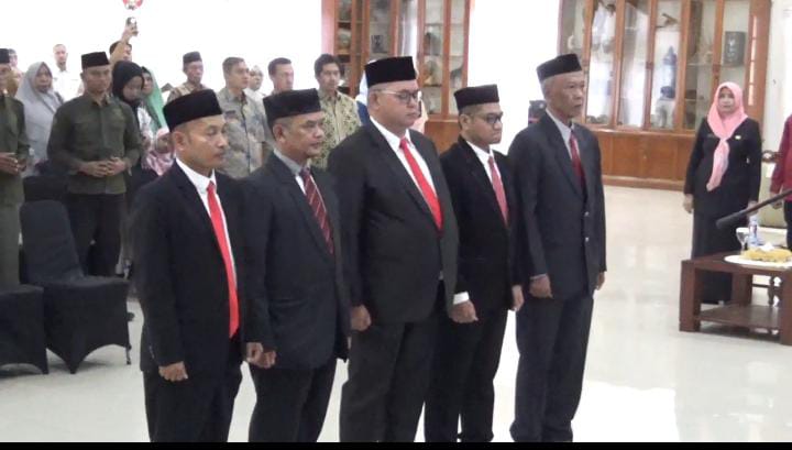 Penjabat (Pj) Bupati Sumedang, H. Yudia Ramli, resmi melantik lima pimpinan Badan Amil Zakat Nasional (BAZNAS) Kabupaten Sumedang periode 2024-2029 dalam acara yang berlangsung di Gedung Negara Sumedang pada Jumat (27/12/2024).