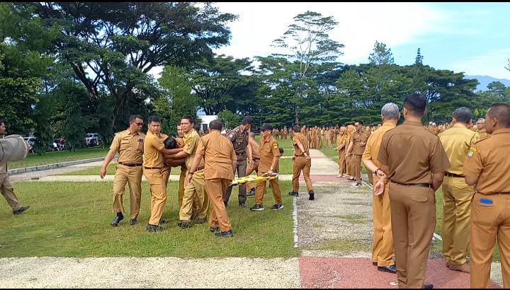 Apel gabungan pekan pertama tahun 2025 untuk Aparatur Sipil Negara (ASN) Kabupaten Sumedang diwarnai insiden tak terduga. Empat ASN ambruk saat mengikuti apel yang dipimpin langsung oleh Pj. Bupati Sumedang, H. Yudia Ramli, di Lapangan Upacara PPS pada Senin pagi.