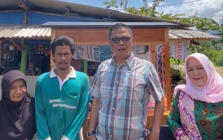 Pada Jumat, 24 Januari 2025, Kepala Dinas Sosial Kabupaten Sumedang, H. Dikdik Sadikin, menjelaskan langkah-langkah penanganan yang telah dilakukan. Dinas Sosial Sumedang bekerja sama dengan berbagai pihak untuk membantu Sutisna (38) dan keluarganya.