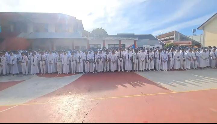 Senin pertama di tahun 2025 menjadi momen spesial bagi keluarga besar SMPN 5 Sumedang. Sekolah yang dipimpin oleh Kepala Sekolah Enung Titin Agustikawati ini menggelar kegiatan senam bersama bertajuk "Senam Anak Indonesia Hebat" di halaman sekolah.