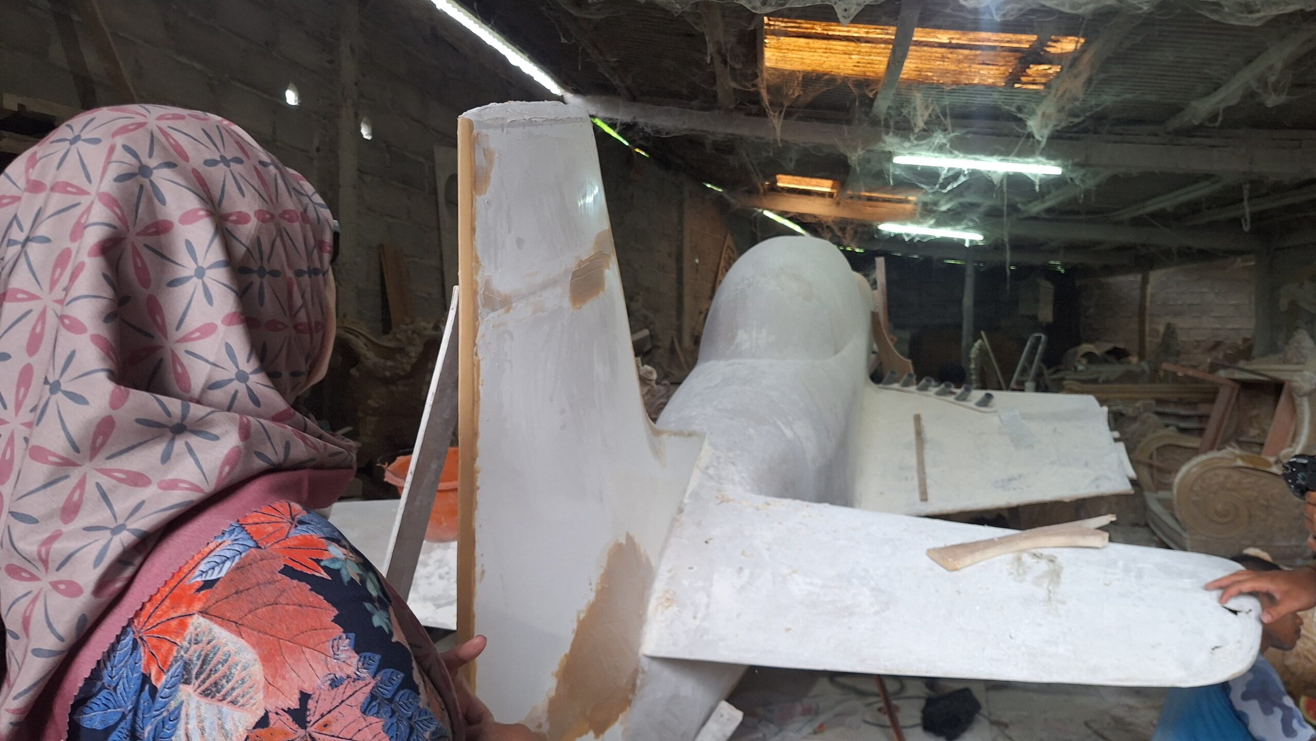 Siapa sangka, usaha furnitur dan aksesori mobil milik Muhammad Kuswanto (44) bernama Japan Elora Furniture mampu menciptakan karya unik berupa rangka pesawat terbang tipe Mustang. Berlokasi di RT 4 RW 4, Dusun Margamukti, Desa Licin, Kecamatan Cimalaka, karyanya kini mencuri perhatian para pecinta aeromodeling.