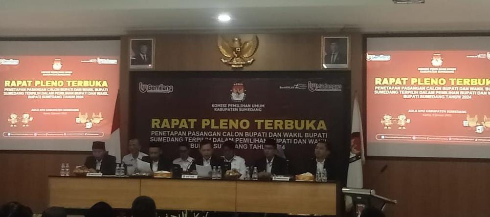Komisi Pemilihan Umum (KPU) Kabupaten Sumedang menggelar Rapat Pleno Terbuka untuk menetapkan pasangan calon Bupati dan Wakil Bupati terpilih dalam Pemilihan Kepala Daerah (Pilkada) Sumedang 2024. Acara yang berlangsung di aula Kantor KPU Kabupaten Sumedang ini dihadiri oleh sejumlah tokoh penting, termasuk Penjabat (Pj) Bupati Sumedang, jajaran Forkopimda, Kepala Bakesbangpol, serta para Panitia Pemilihan Kecamatan (PPK) dari seluruh wilayah Sumedang.