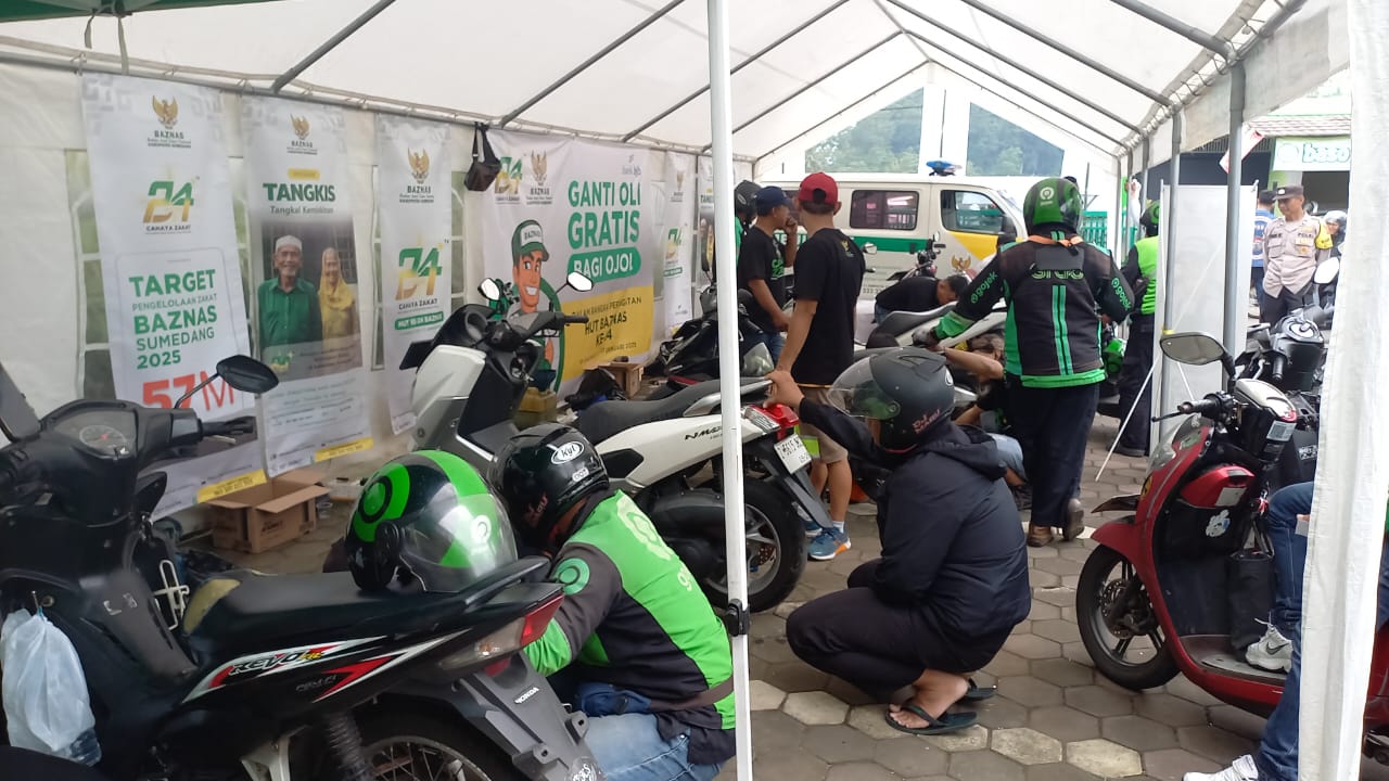 Baznas Kabupaten Sumedang merayakan hari ulang tahunnya yang ke-24 dengan menggelar serangkaian kegiatan sosial di halaman kantornya. Acara ini melibatkan berbagai elemen masyarakat, termasuk pengemudi ojek online, anak yatim, dan warga miskin ekstrem, sebagai wujud nyata kepedulian sosial lembaga zakat tersebut.